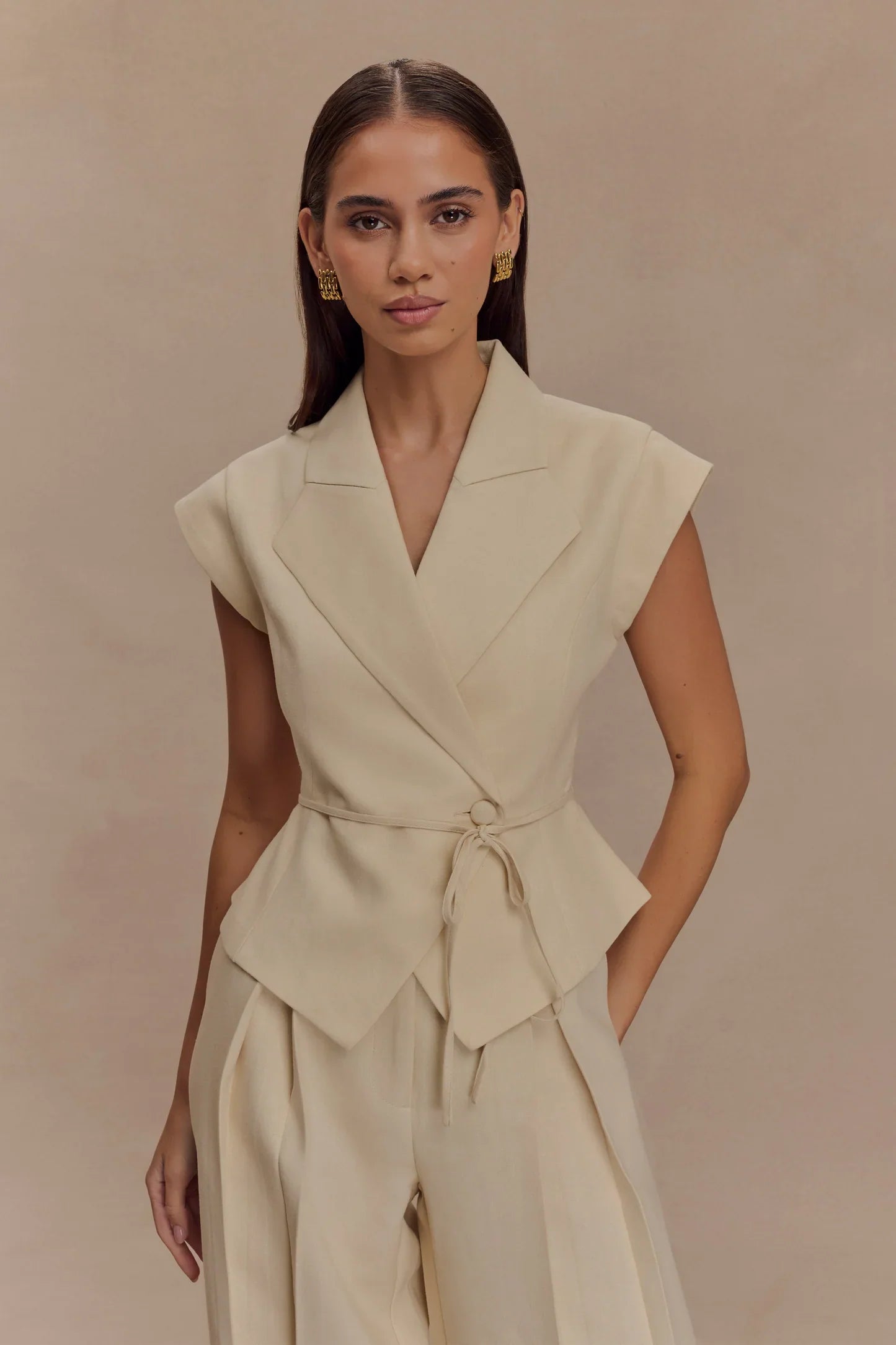 Camille – Ensemble en lin deux pièces à nouer, coupe tailleur féminine