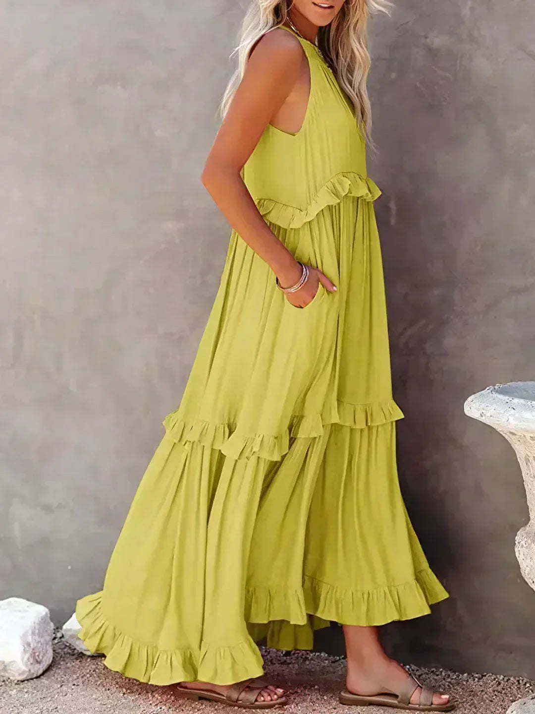 Ilona - HALTERNECK JURK MET RUFFLES EN ZAKKEN