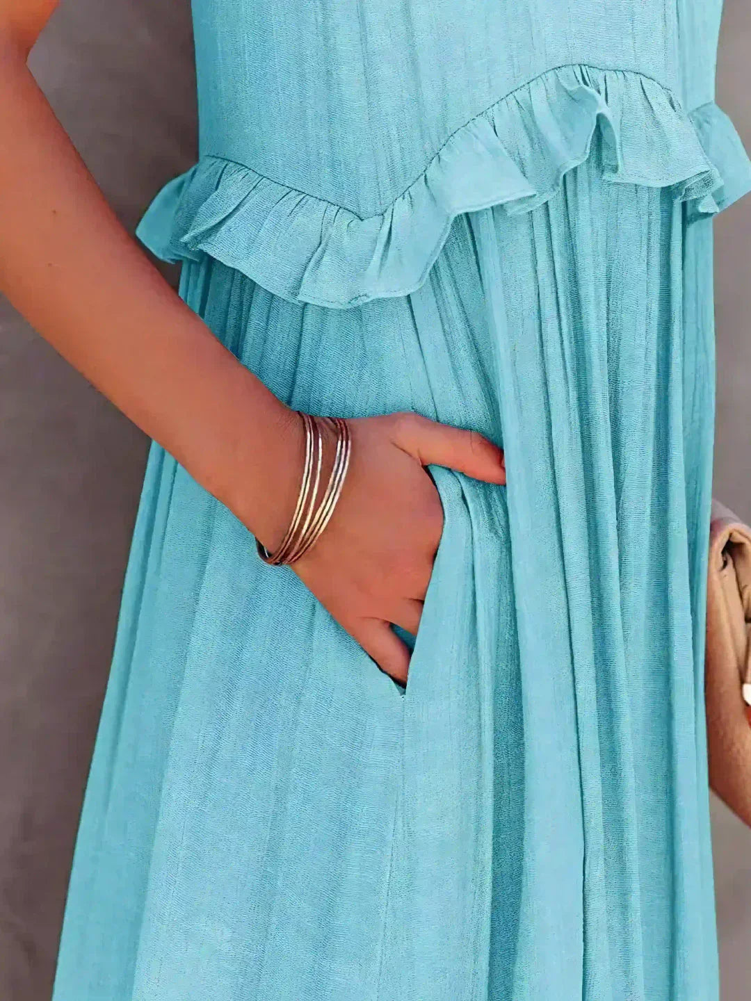 Ilona - HALTERNECK JURK MET RUFFLES EN ZAKKEN