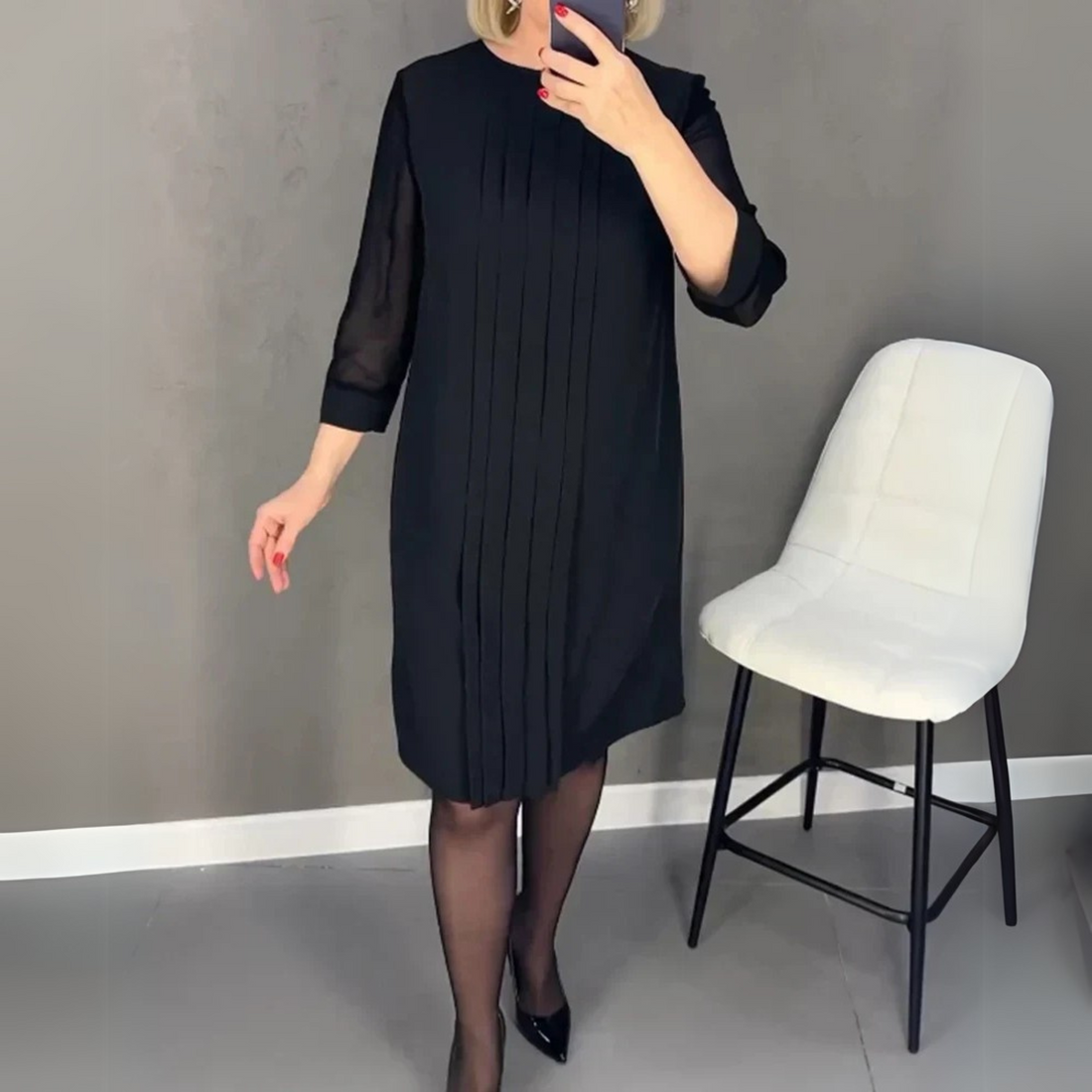 Monique™ | Robe Noire Élégante à Manches Voilées